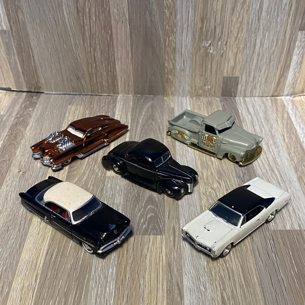 Classic Die-Cast Car Set - Black, White, Silver, Brown hot wheels assorted - Picture 2 of 8